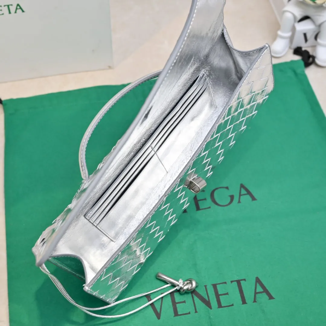 The batch of 1360 BV Andiamo evening handbags has been heavily planted again~ The designer aesthetics in the era of economic downturn are back. I fall in love with it at first sight and can't put it down. It's so beautiful and full of aura. The shape and texture are very competitive. It's light in weight and has sufficient capacity. It's a must-have for fashionistas. It's suitable for many occasions, minimalist, high-end and light luxury. Model No.: 741511 Size: 31*13*3cm